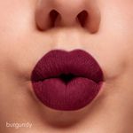 Boca-con-la-tinta-para-labios-rojo-mate-burgundy-de-la-linea-Studio-Look