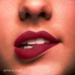 Boca-con-la-tinta-para-labios-rojo-mate-Wine-Oclock-de-la-linea-Studio-Look