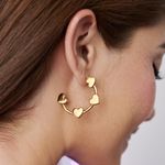 Estuche-aretes-con-varios-pares-en-distintos-colores-y-materiales.