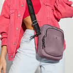 El-Morral-Gabriela-cuenta-es-de-estilo-casual-en-color-morado-viene-en-material-de-tela-poliester.