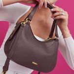 Bolso-para-mujer-de-estilo-casual-en-material-tipo-cuero-de-color-marron-con-compartimentos-y-asas.