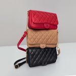 Bolso-para-mujer-en-material-tipo-cuero-de-color-negro-amplios-compartimentos-y-asas-regulables