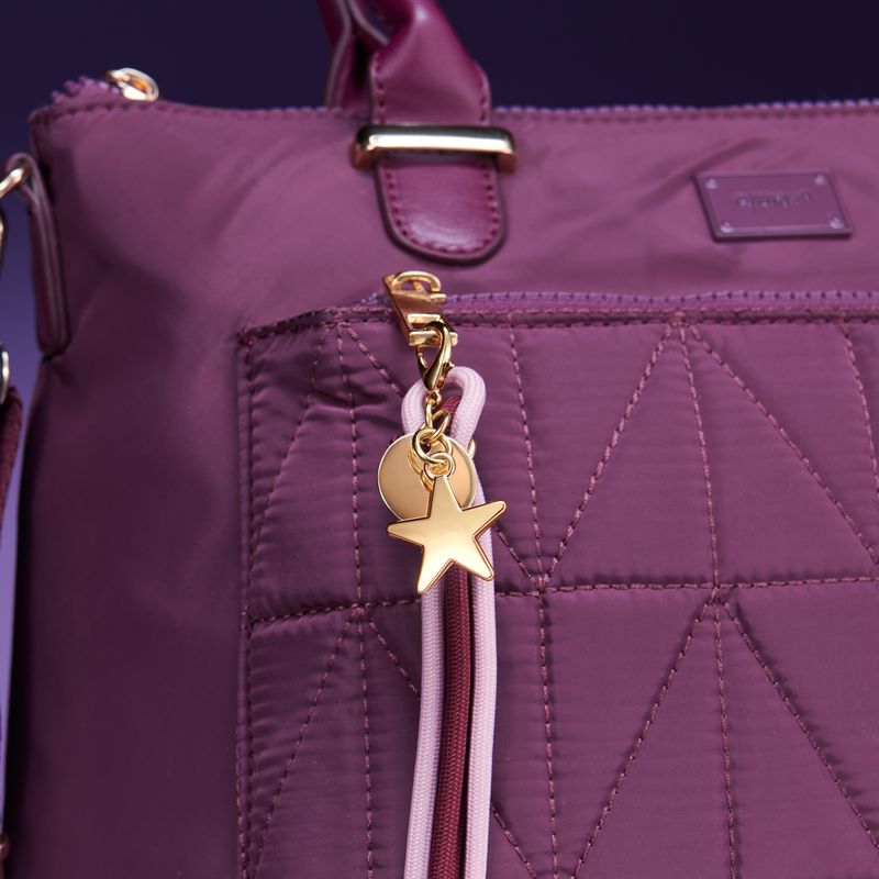 Bolso-para-mujer-casual-en-poliester-de-color-morado-con-distintos-compartimentos-y-asa-removible.​