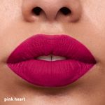 Labios-rosas-con-el-labial-liquido-con-acabado-mate-