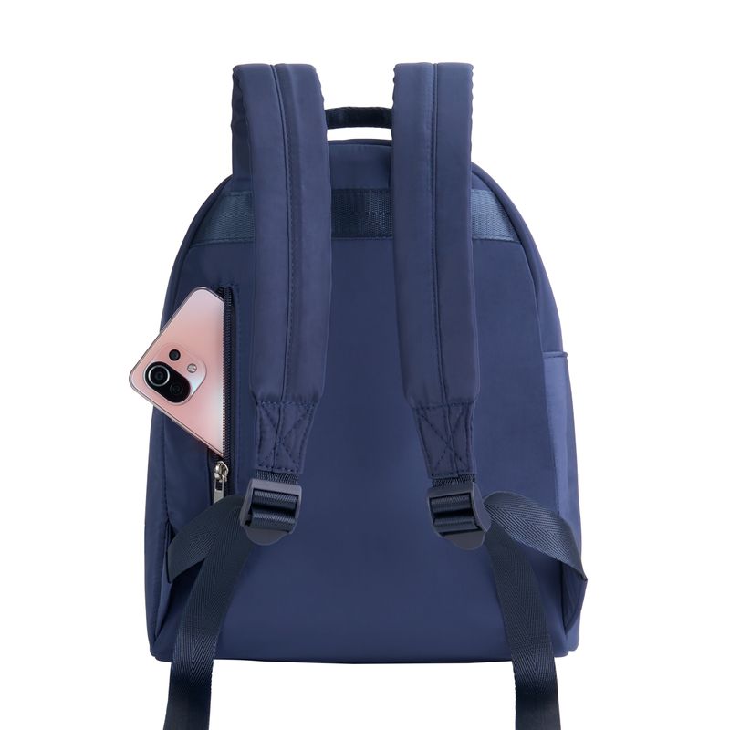 Mochila-para-mujer-en-tela-poliester-color-azul-con-multiples-compartimentos-y-amplia-capacidad.-