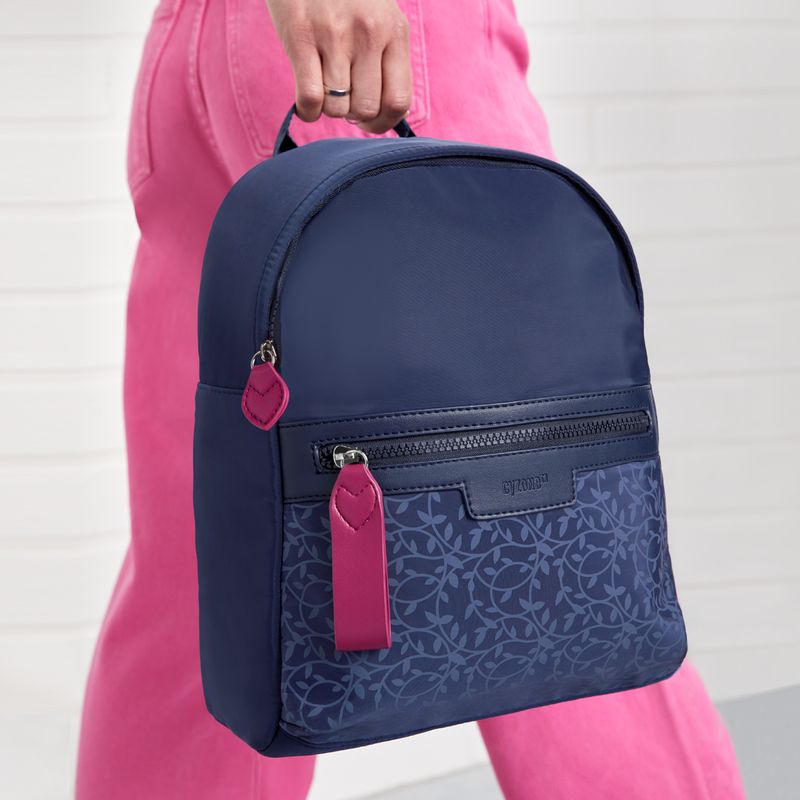 Mochila-para-mujer-en-tela-poliester-color-azul-con-multiples-compartimentos-y-amplia-capacidad.-