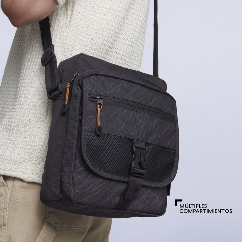 Morral de hombre sale