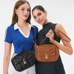 Mini-Bolso-casual-para-mujer-en-material-tipo-cuero-negro-y-diversos-compartimentos