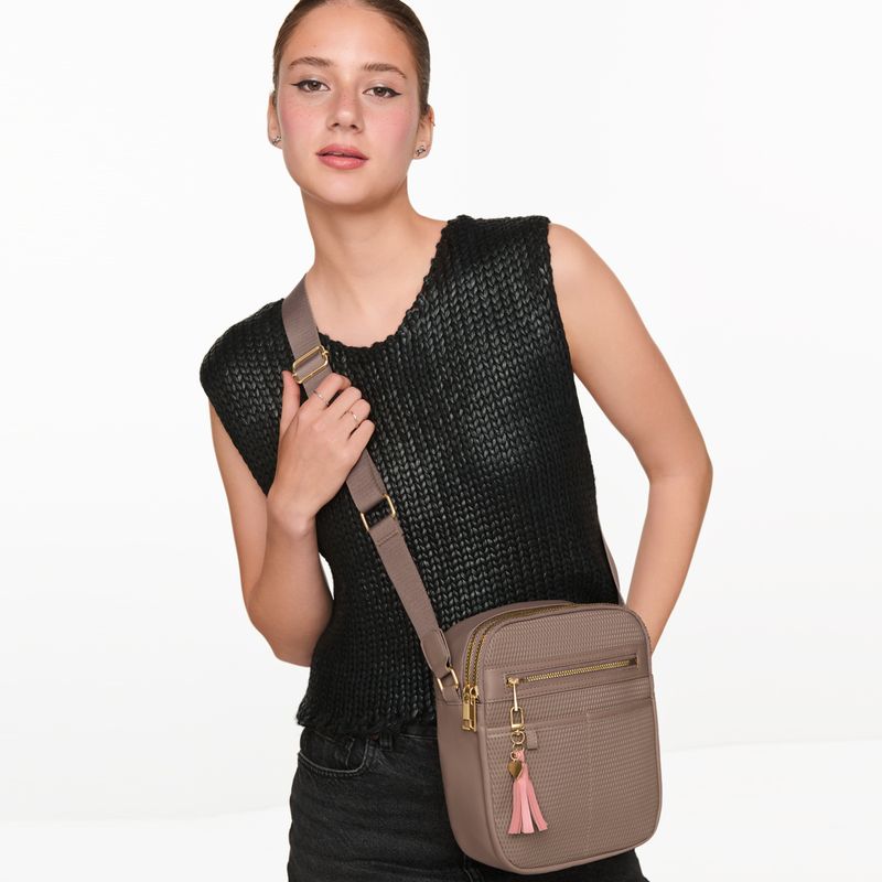 Bolso-para-mujer-Fiorella-en-marron-con-compartimento-seguro-asas-regulables-y-bolsillo-posterior.